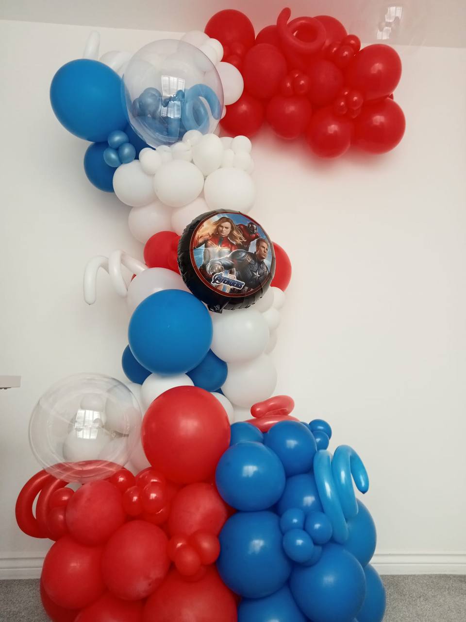Balloon installation by Balloons by Bee, Andover — photo 71