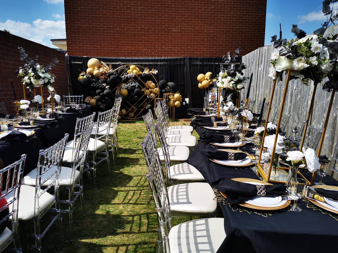 Balloon installation by Balloons by Bee, Andover — photo 70