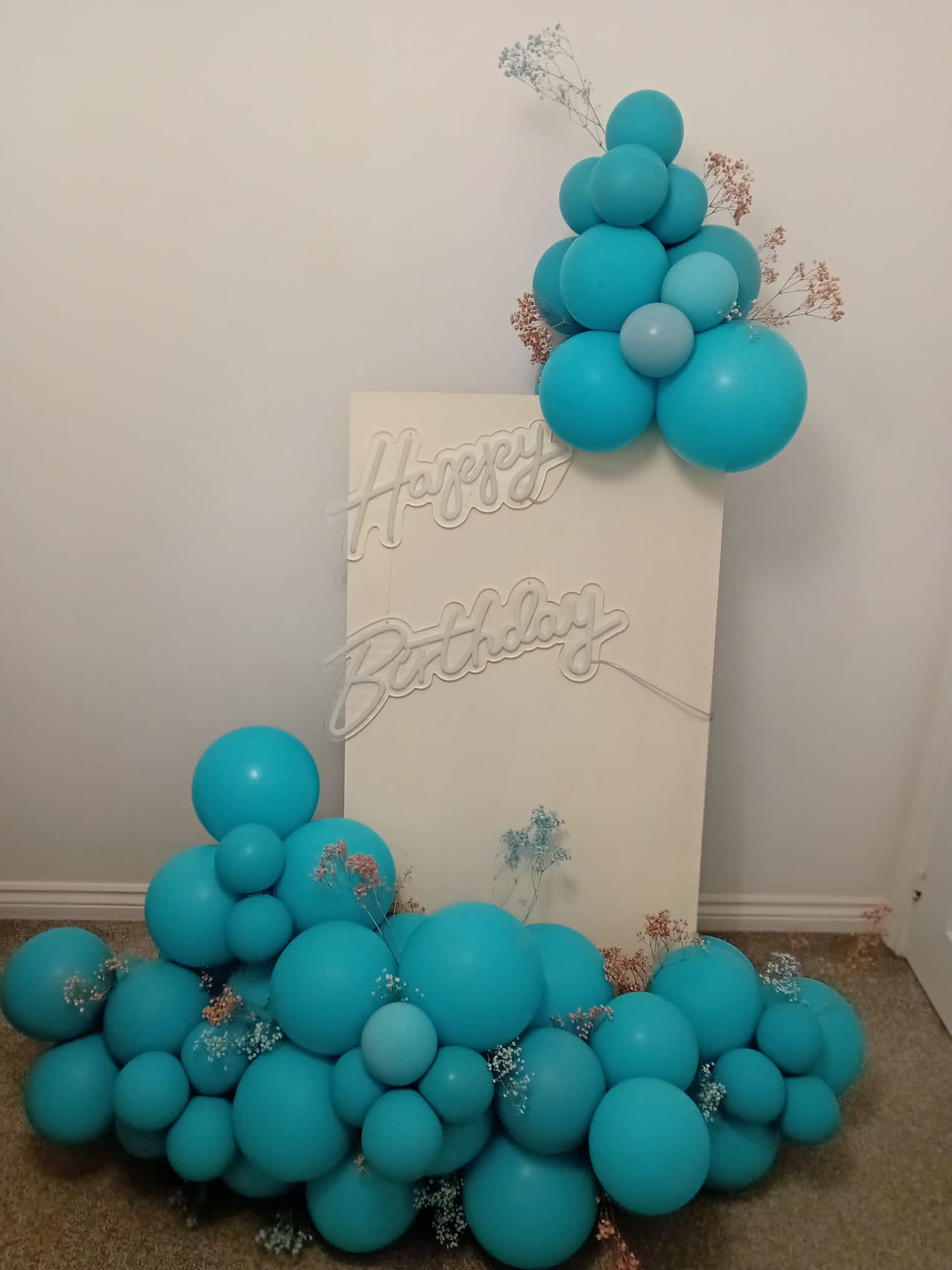 Balloon installation by Balloons by Bee, Andover — photo 61