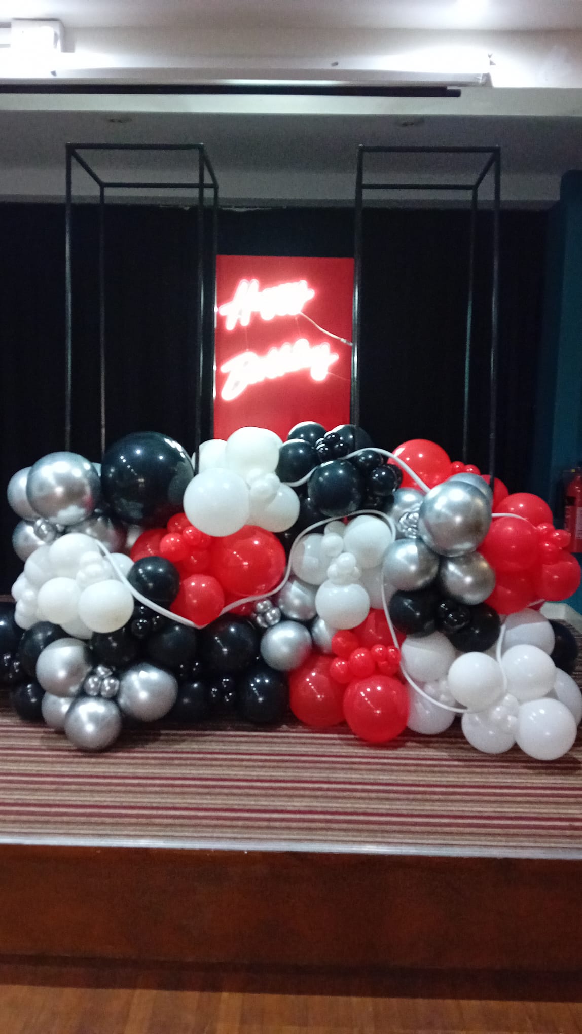 Balloon installation by Balloons by Bee, Andover — photo 65
