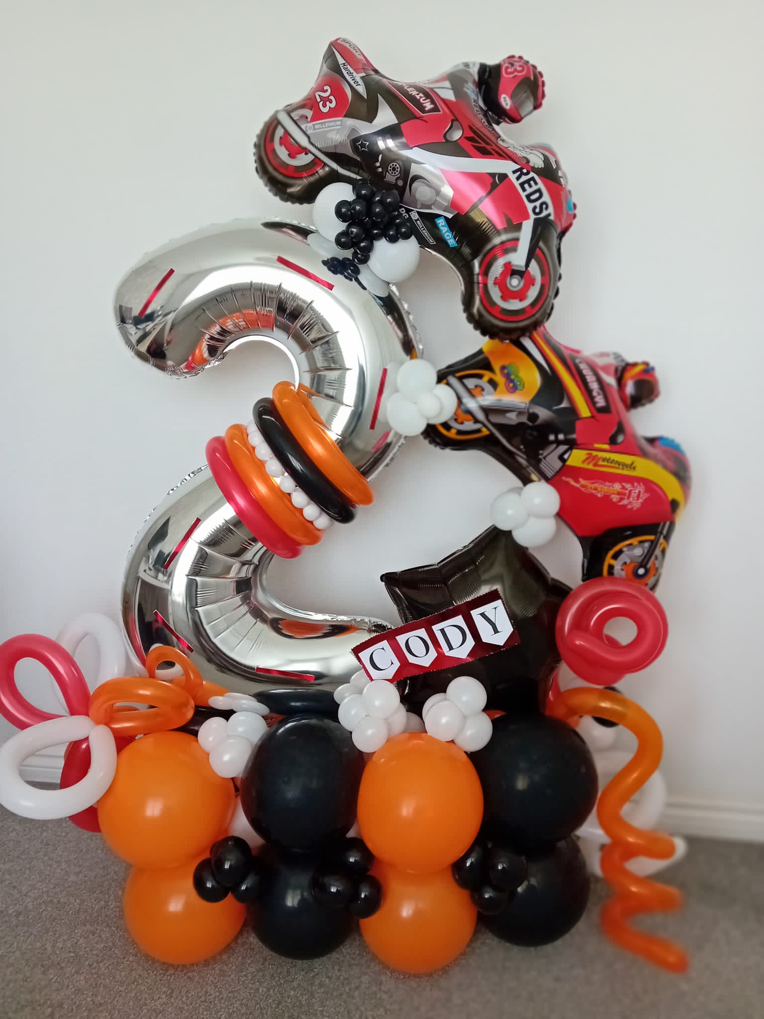 Balloon installation by Balloons by Bee, Andover — photo 55