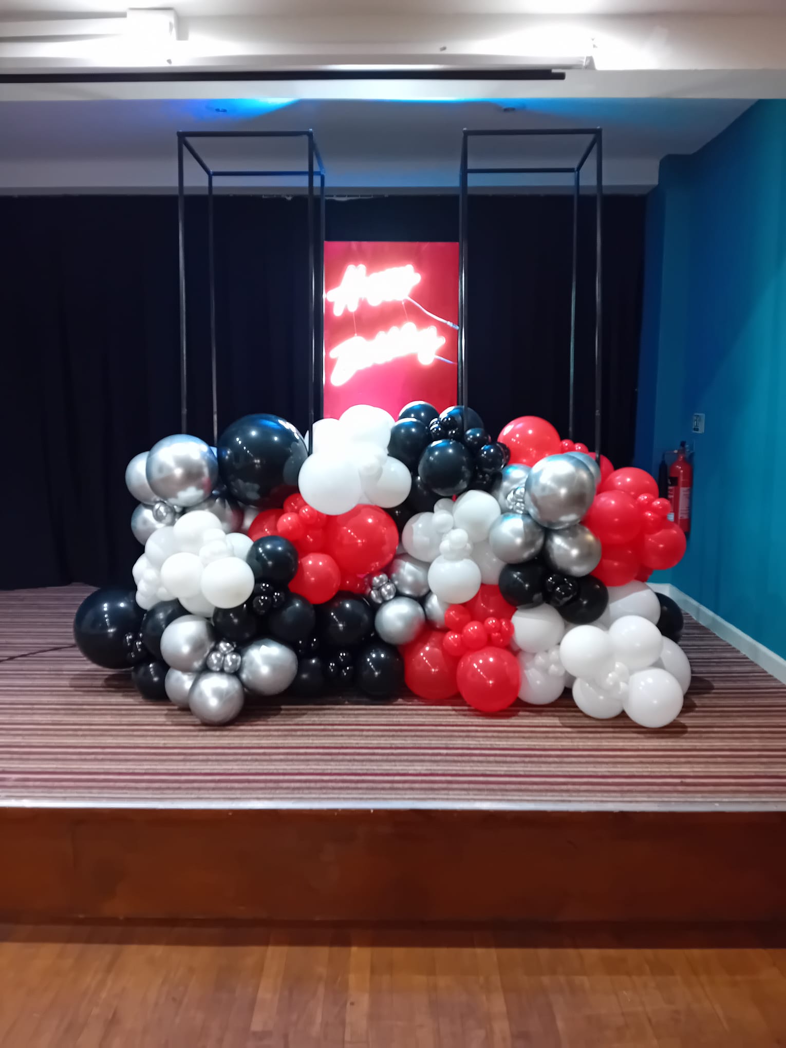 Balloon installation by Balloons by Bee, Andover — photo 53