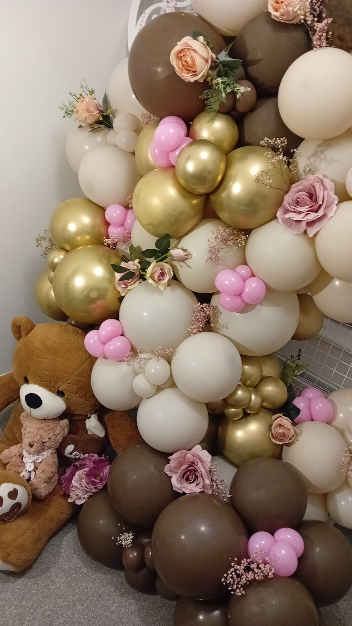 Balloon installation by Balloons by Bee, Andover — photo 51