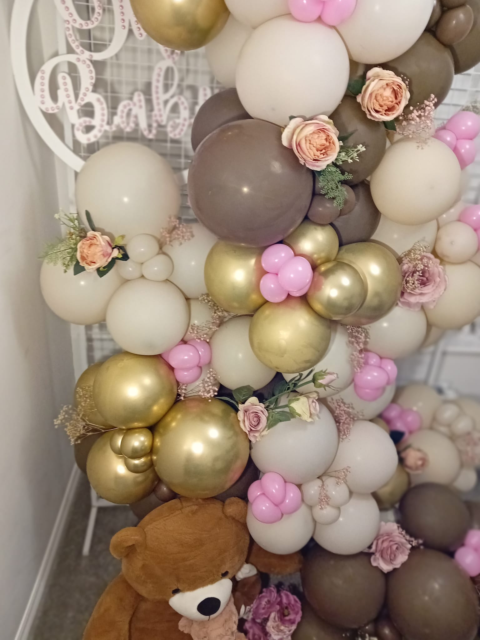 Balloon installation by Balloons by Bee, Andover — photo 48