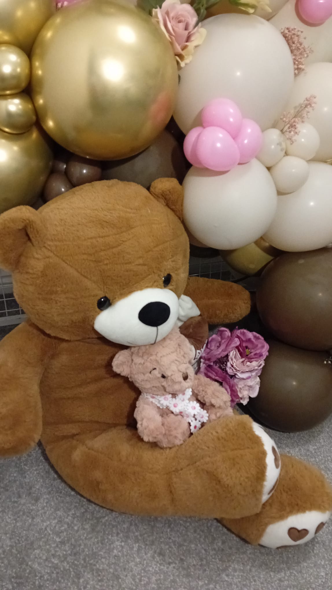 Balloon installation by Balloons by Bee, Andover — photo 49