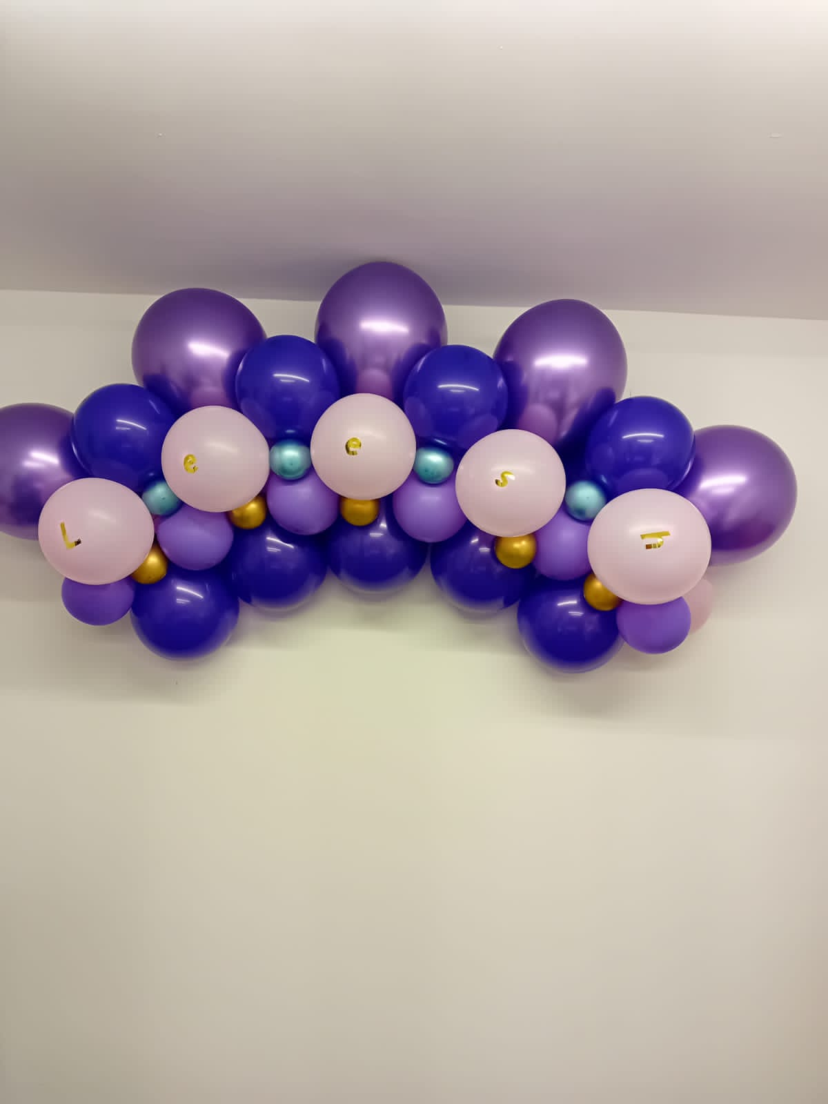 Balloon installation by Balloons by Bee, Andover — photo 46