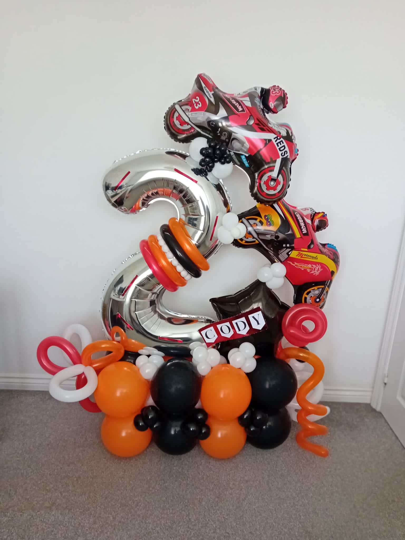 Balloon installation by Balloons by Bee, Andover — photo 45