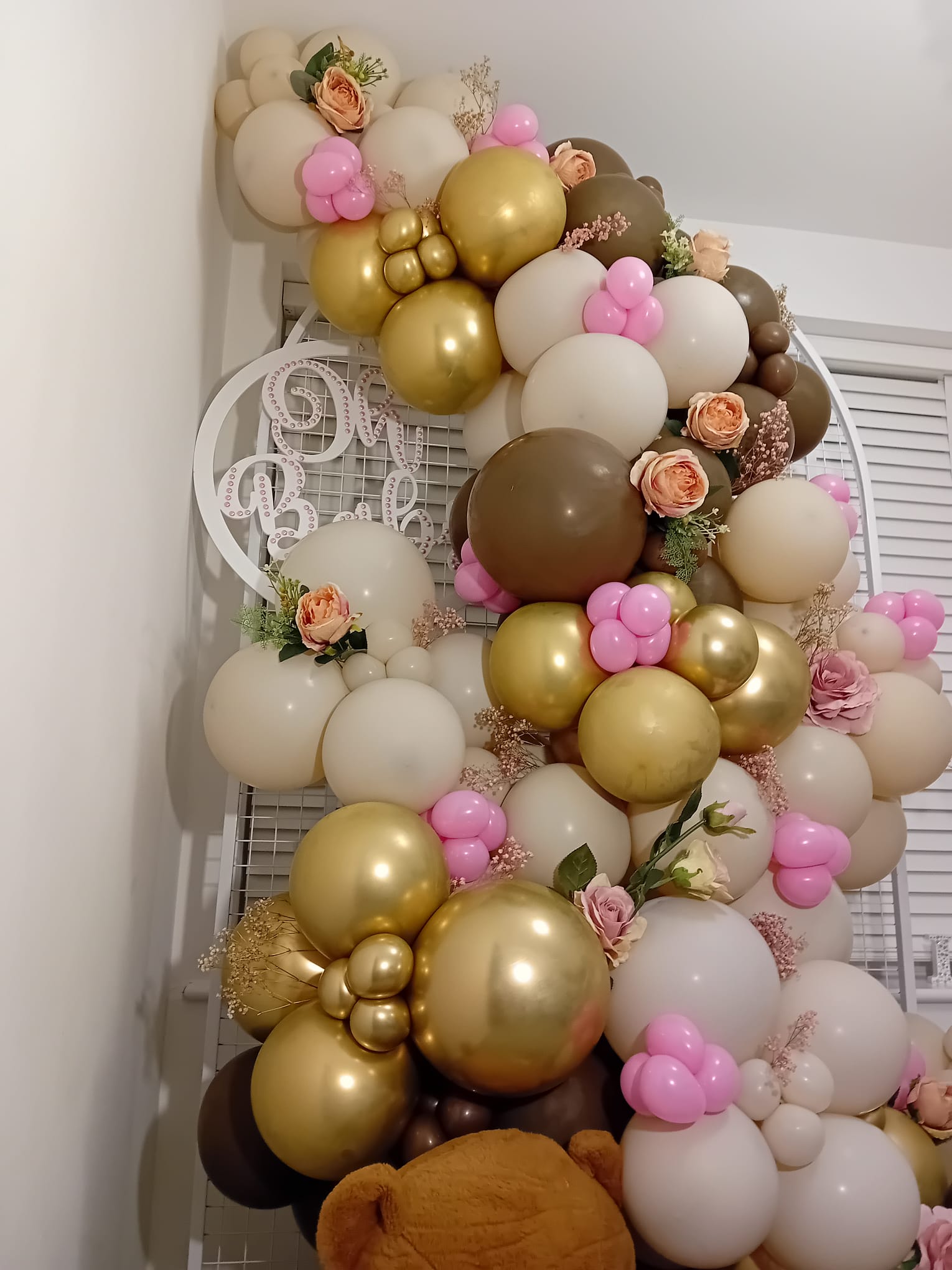Balloon installation by Balloons by Bee, Andover — photo 44