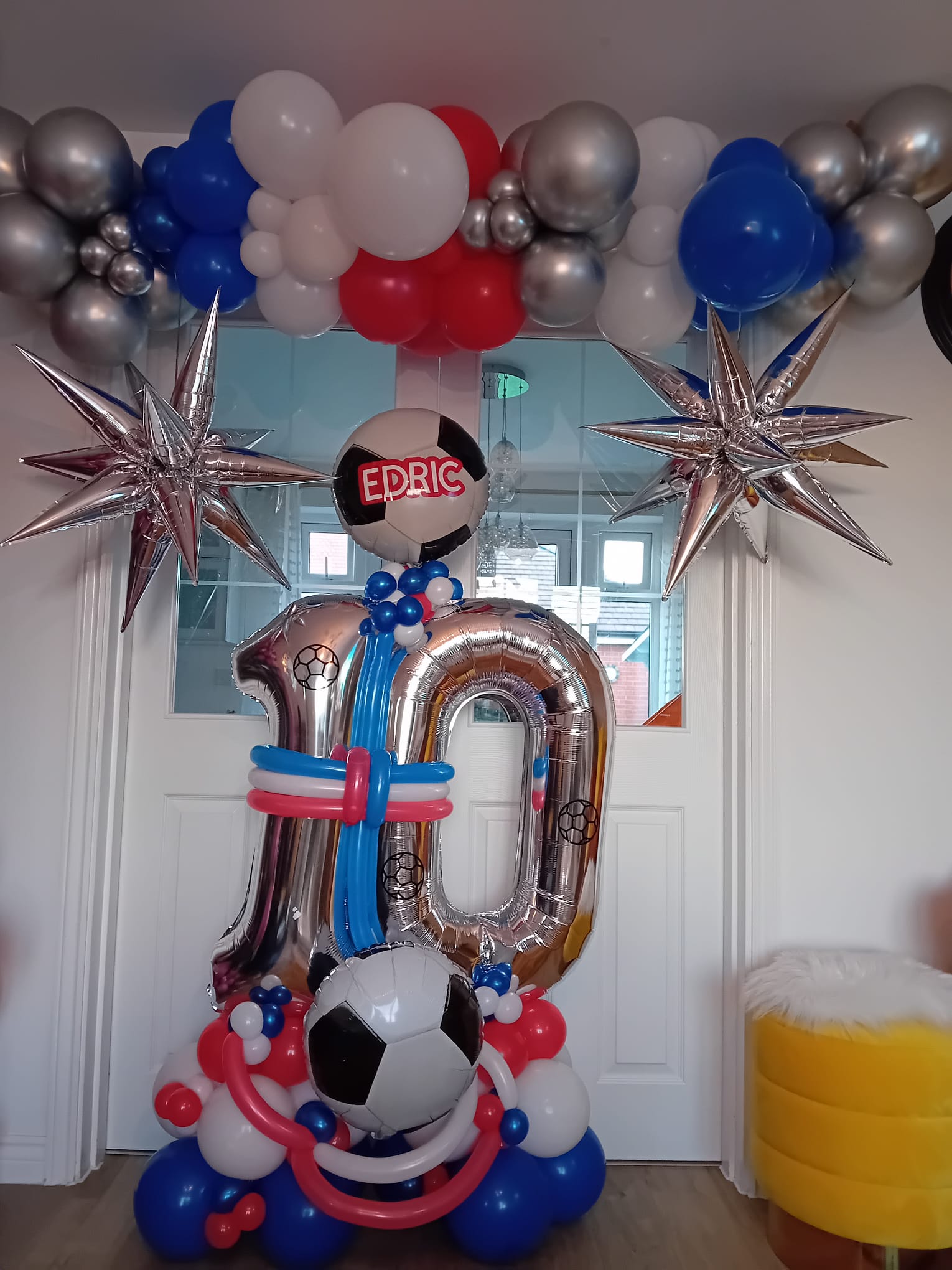 Balloon installation by Balloons by Bee, Andover — photo 39