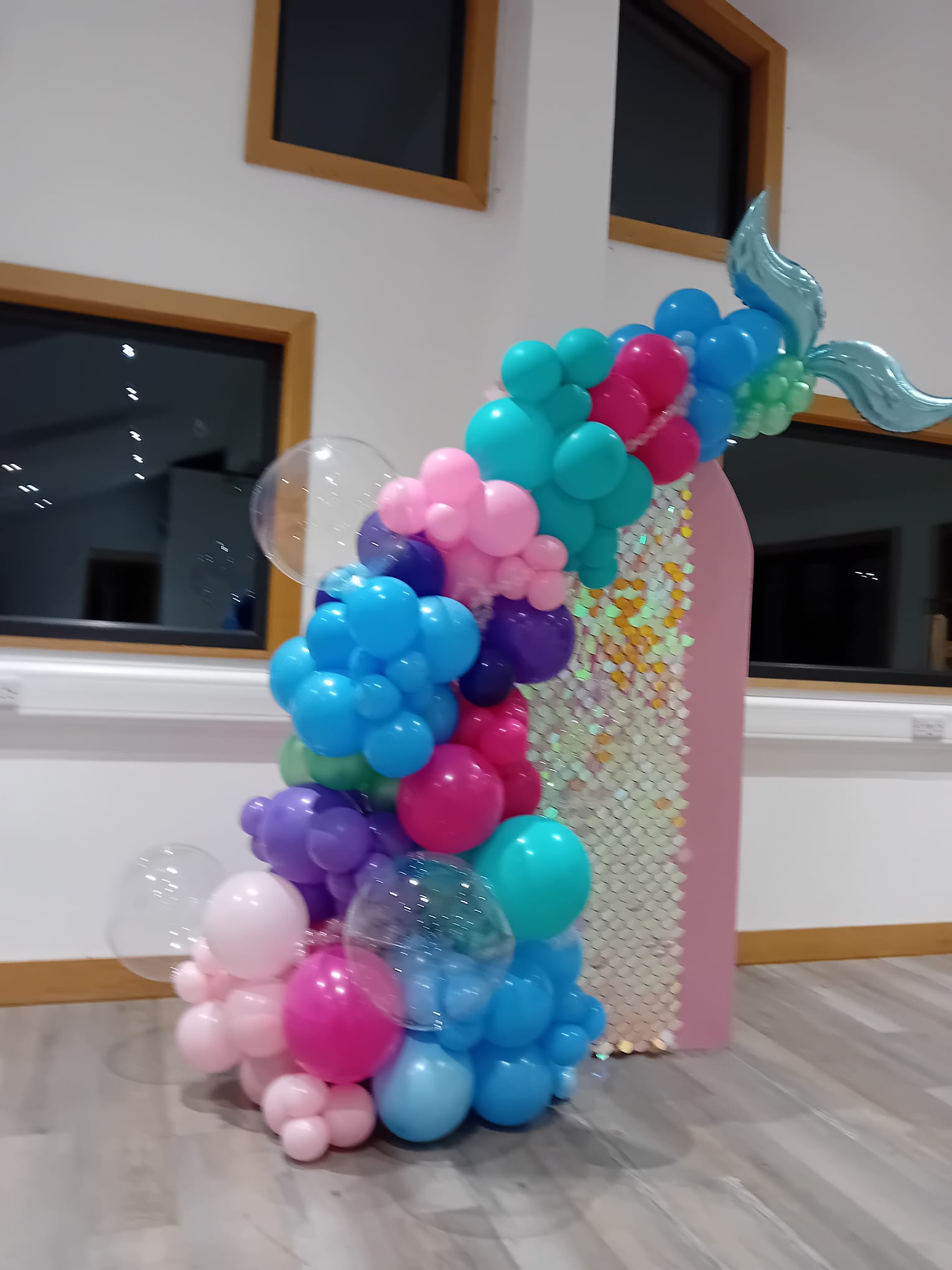 Balloon installation by Balloons by Bee, Andover — photo 37