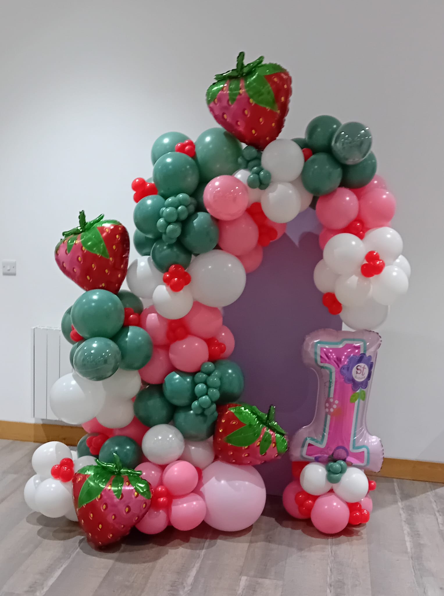 Balloon installation by Balloons by Bee, Andover — photo 34