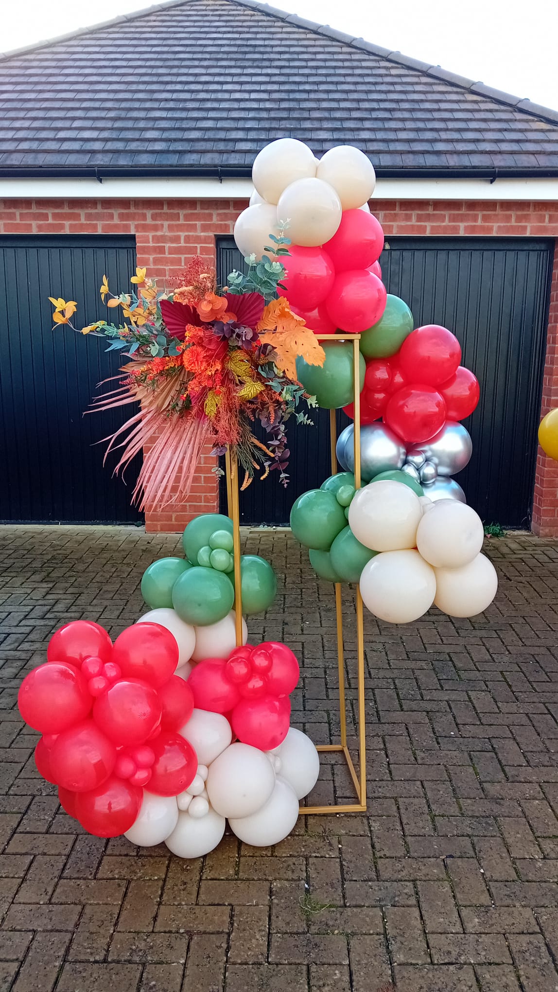 Balloon installation by Balloons by Bee, Andover — photo 31