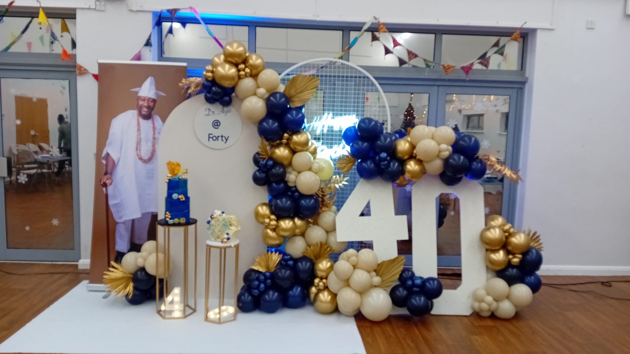 Balloon installation by Balloons by Bee, Andover — photo 28