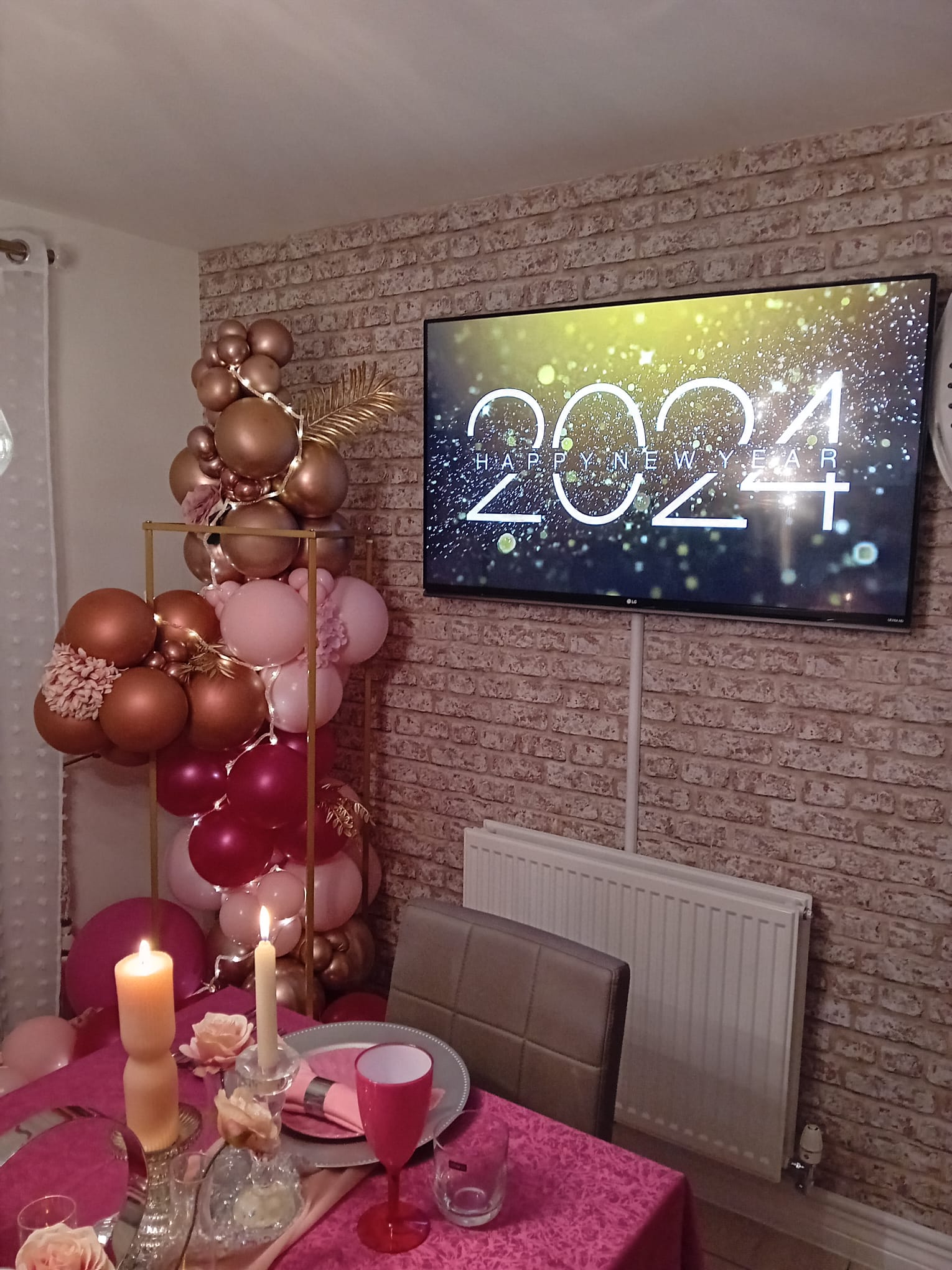 Balloon installation by Balloons by Bee, Andover — photo 27