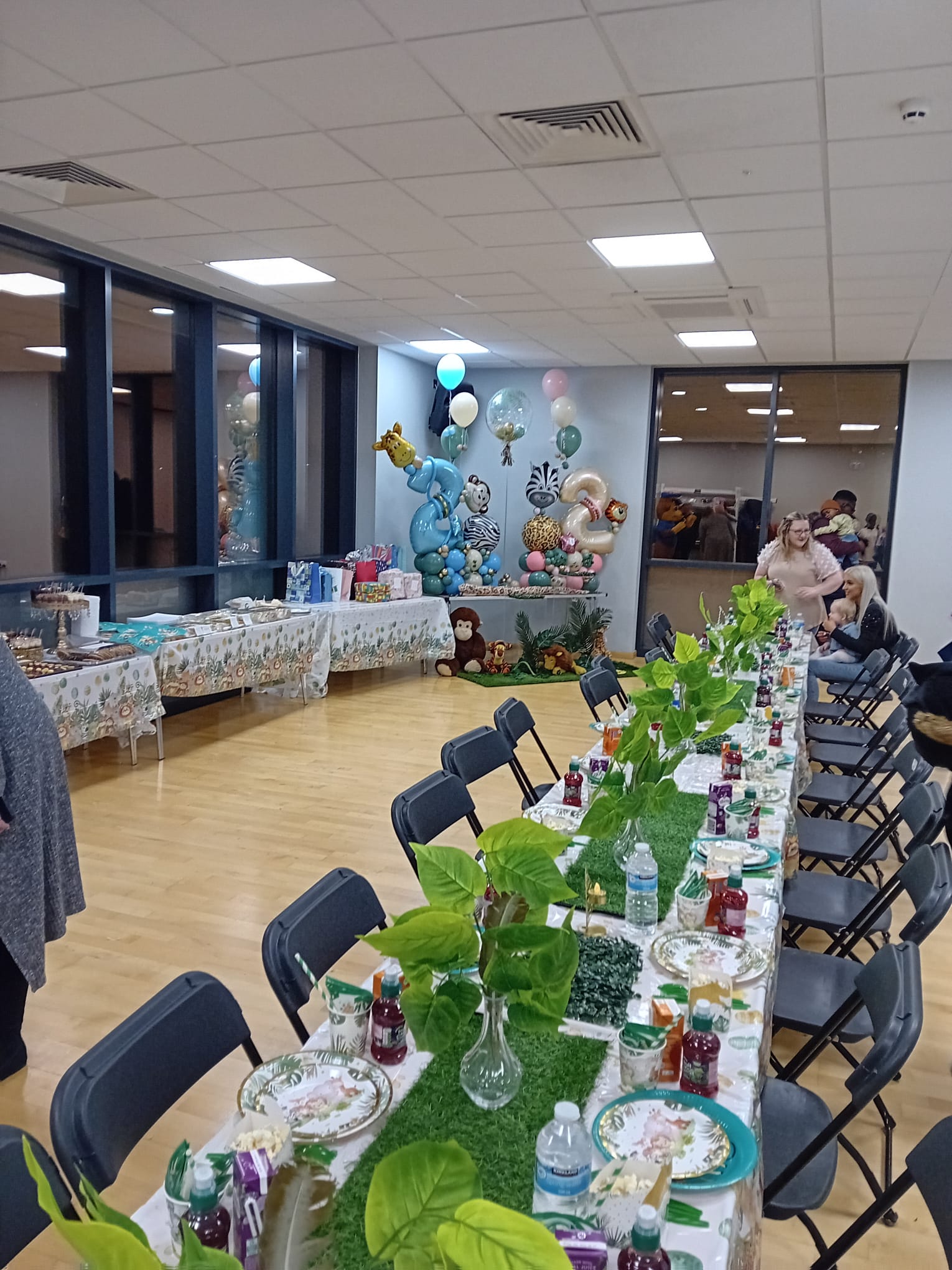 Balloon installation by Balloons by Bee, Andover — photo 26