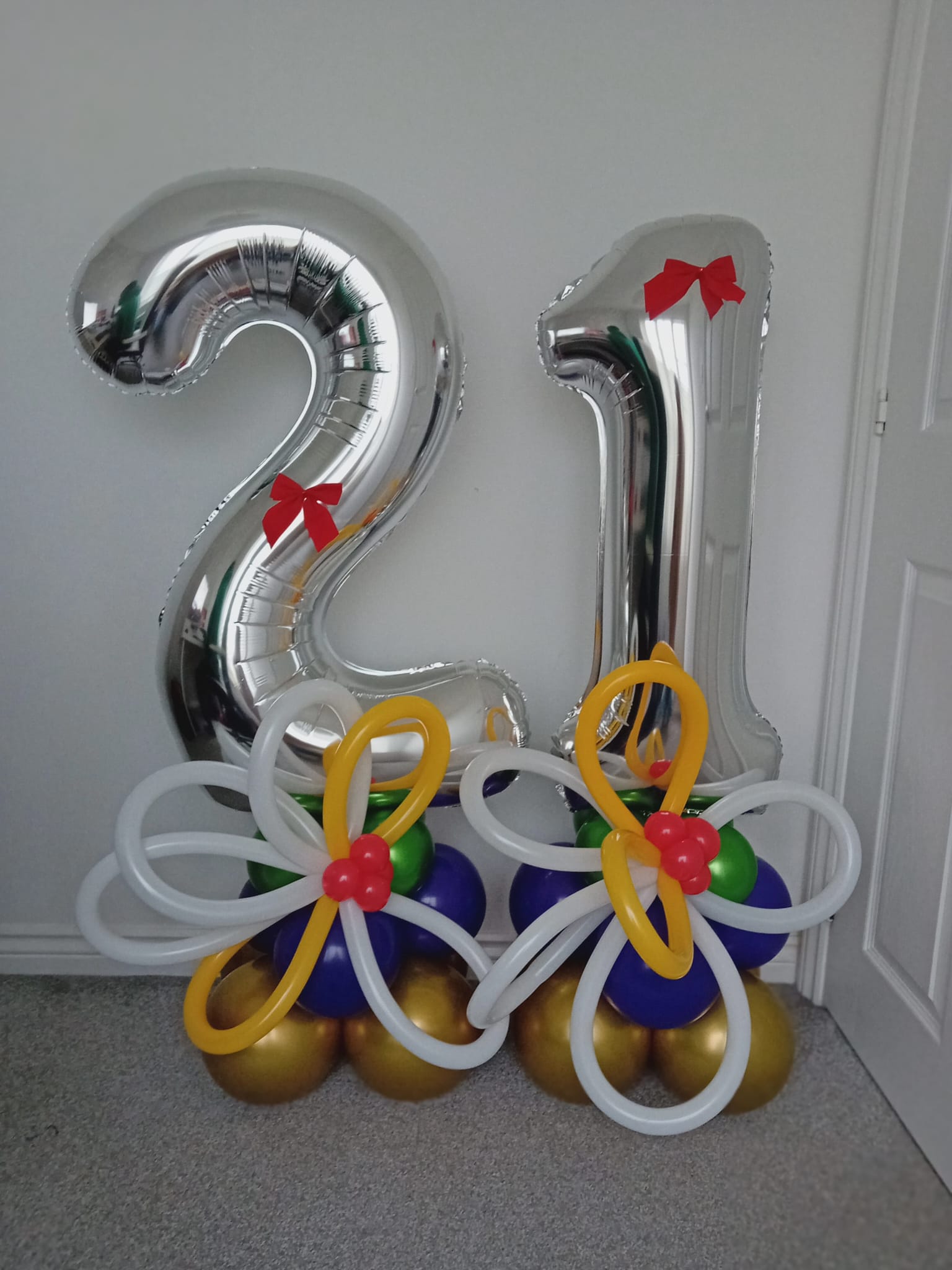 Balloon installation by Balloons by Bee, Andover — photo 25