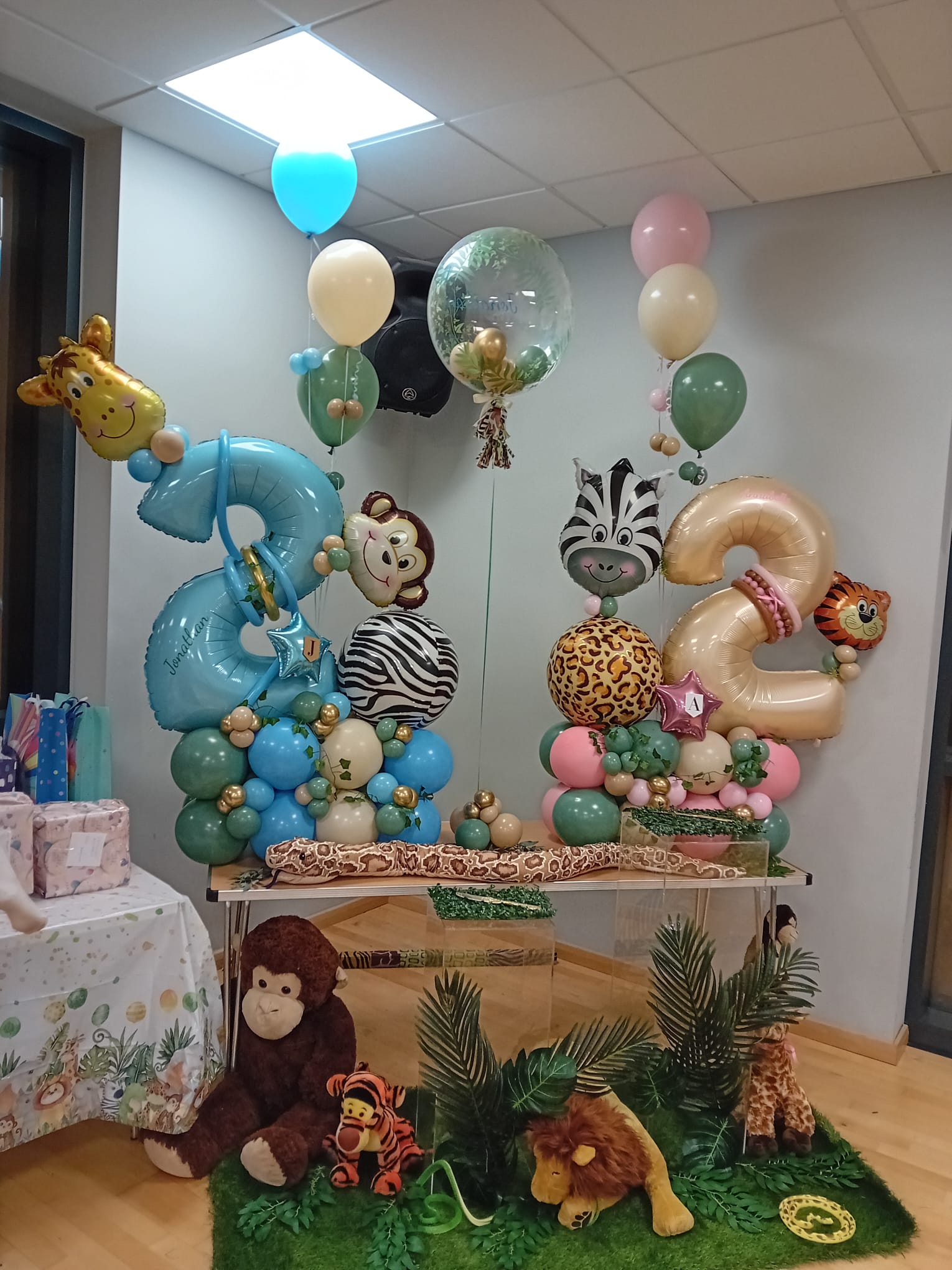 Balloon installation by Balloons by Bee, Andover — photo 21
