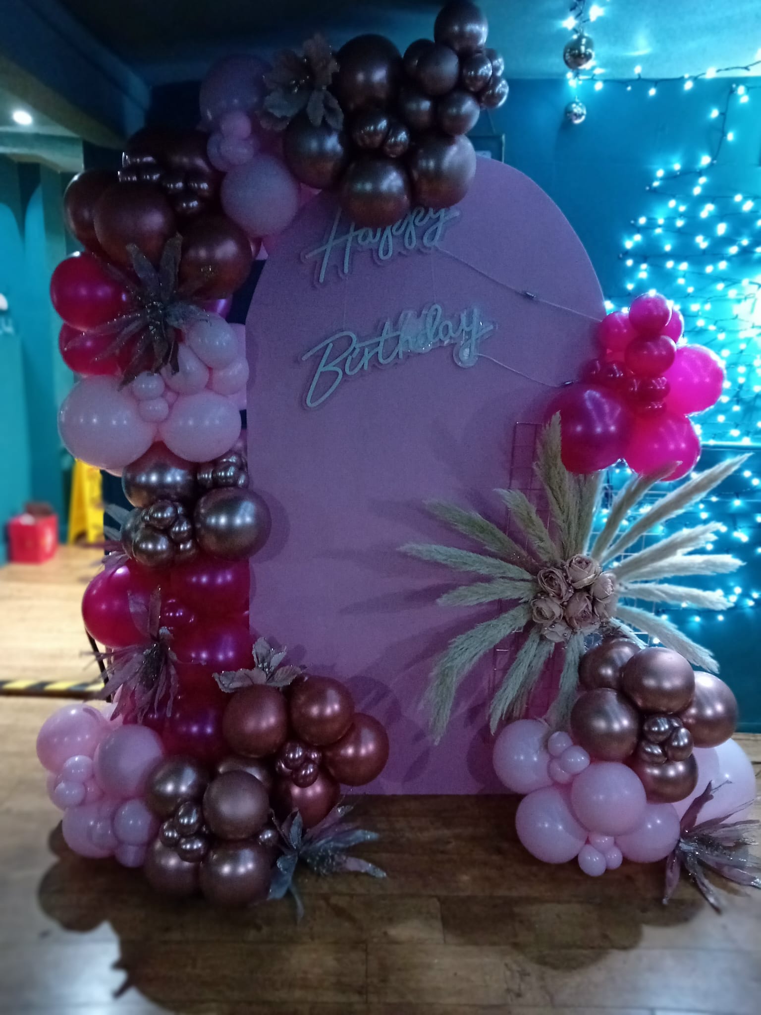 Balloon installation by Balloons by Bee, Andover — photo 18