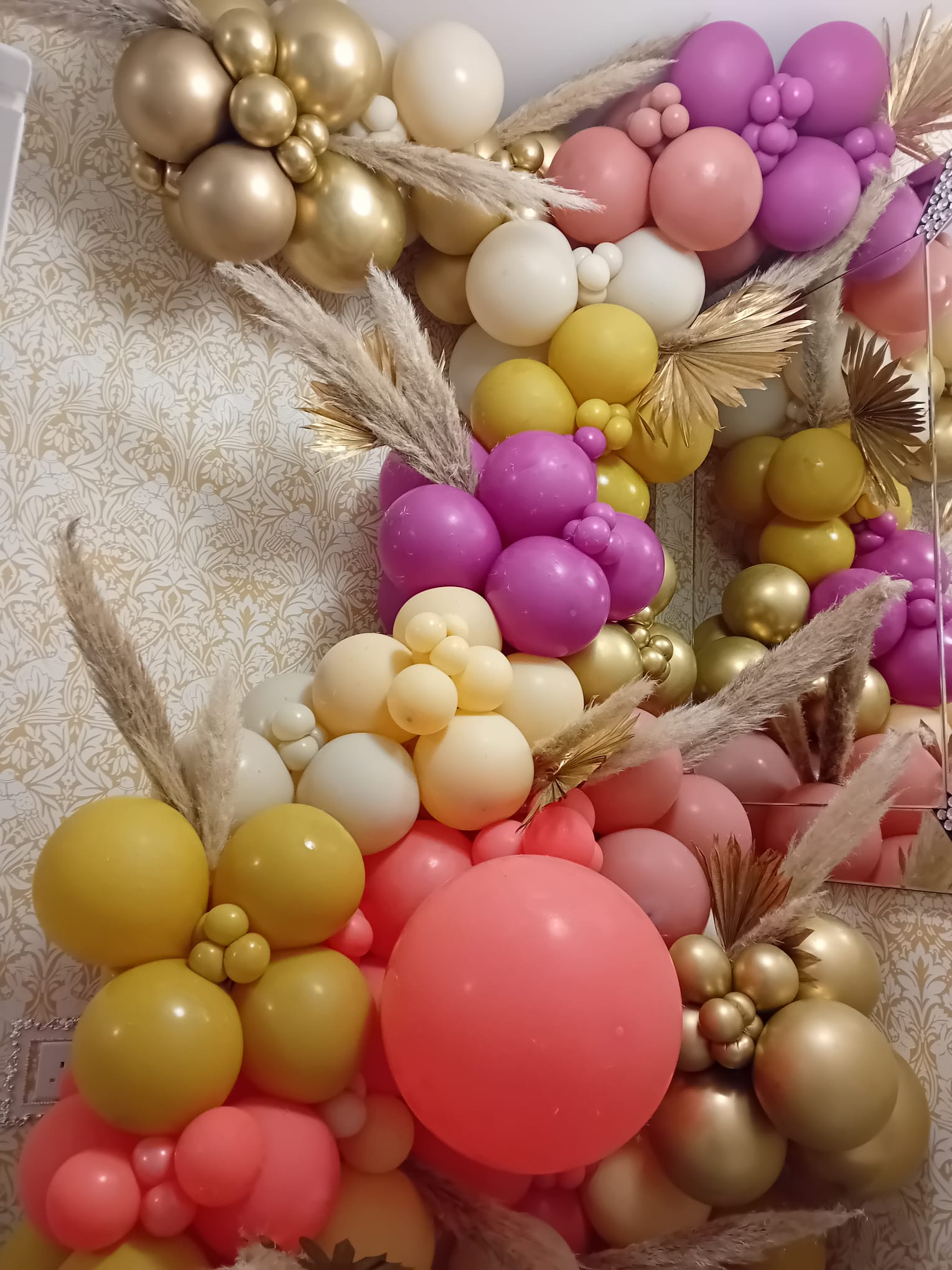 Balloon installation by Balloons by Bee, Andover — photo 10