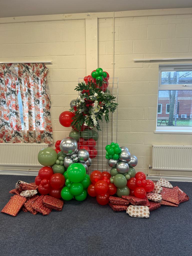 Balloon installation by Balloons by Bee, Andover — photo 4