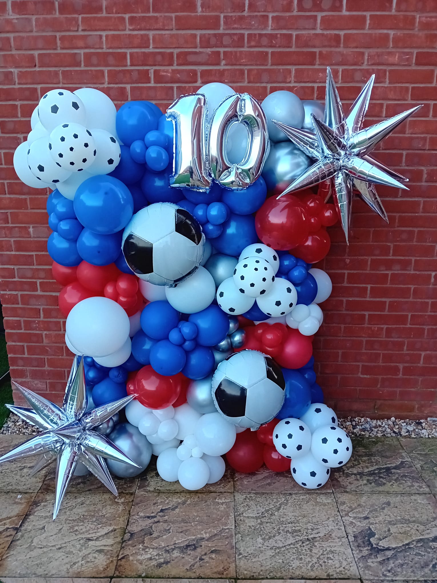 Balloon installation by Balloons by Bee, Andover — photo 2