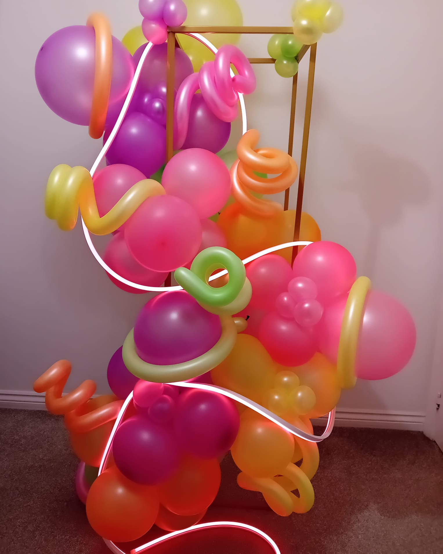 Balloon installation by Balloons by Bee, Andover — photo 92