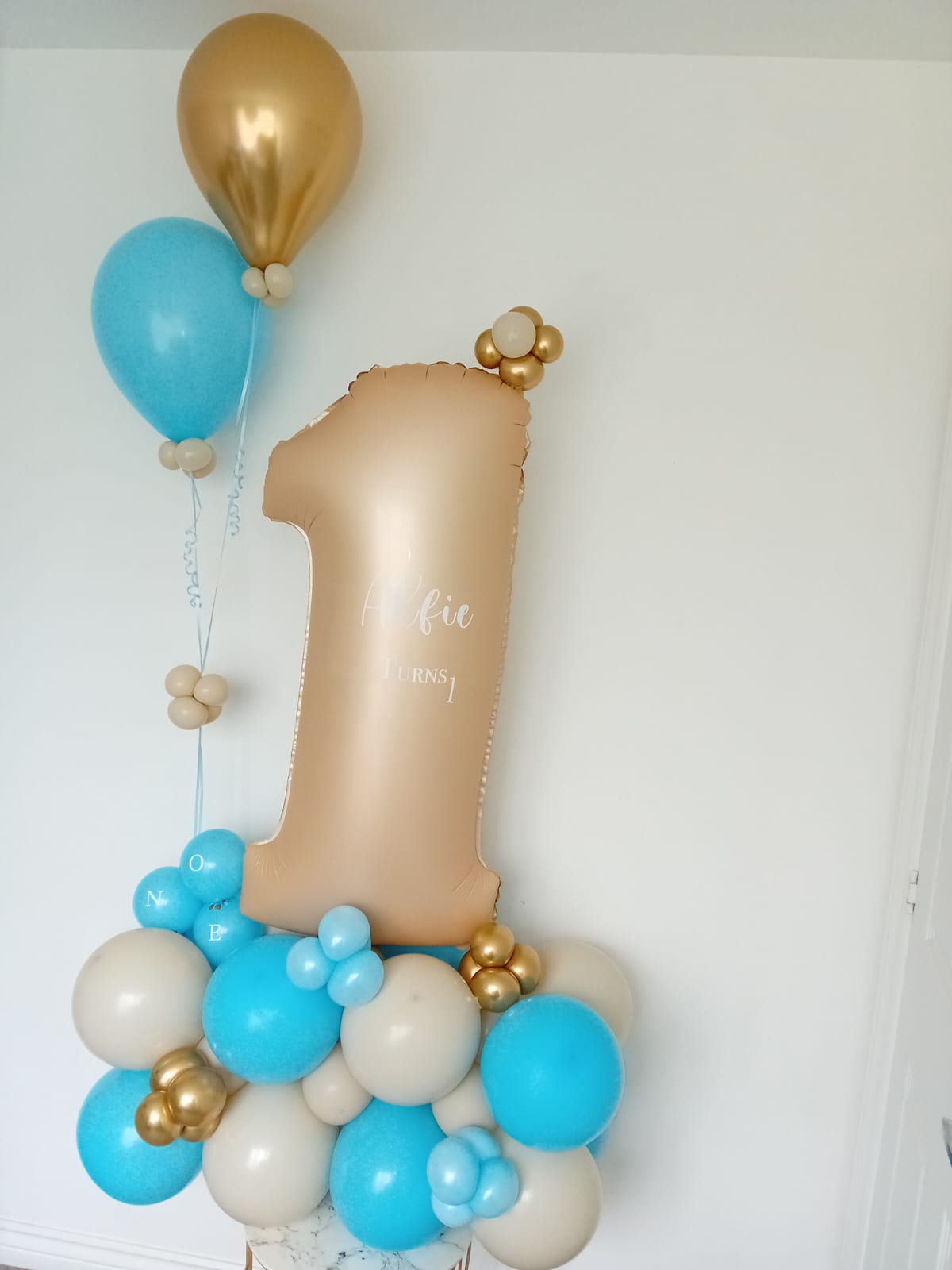 Balloon installation by Balloons by Bee, Andover — photo 96