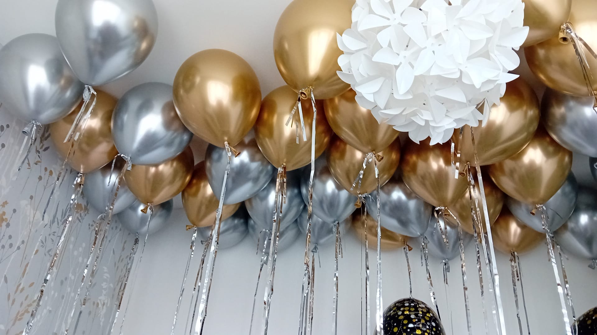 Balloon installation by Balloons by Bee, Andover — photo 98