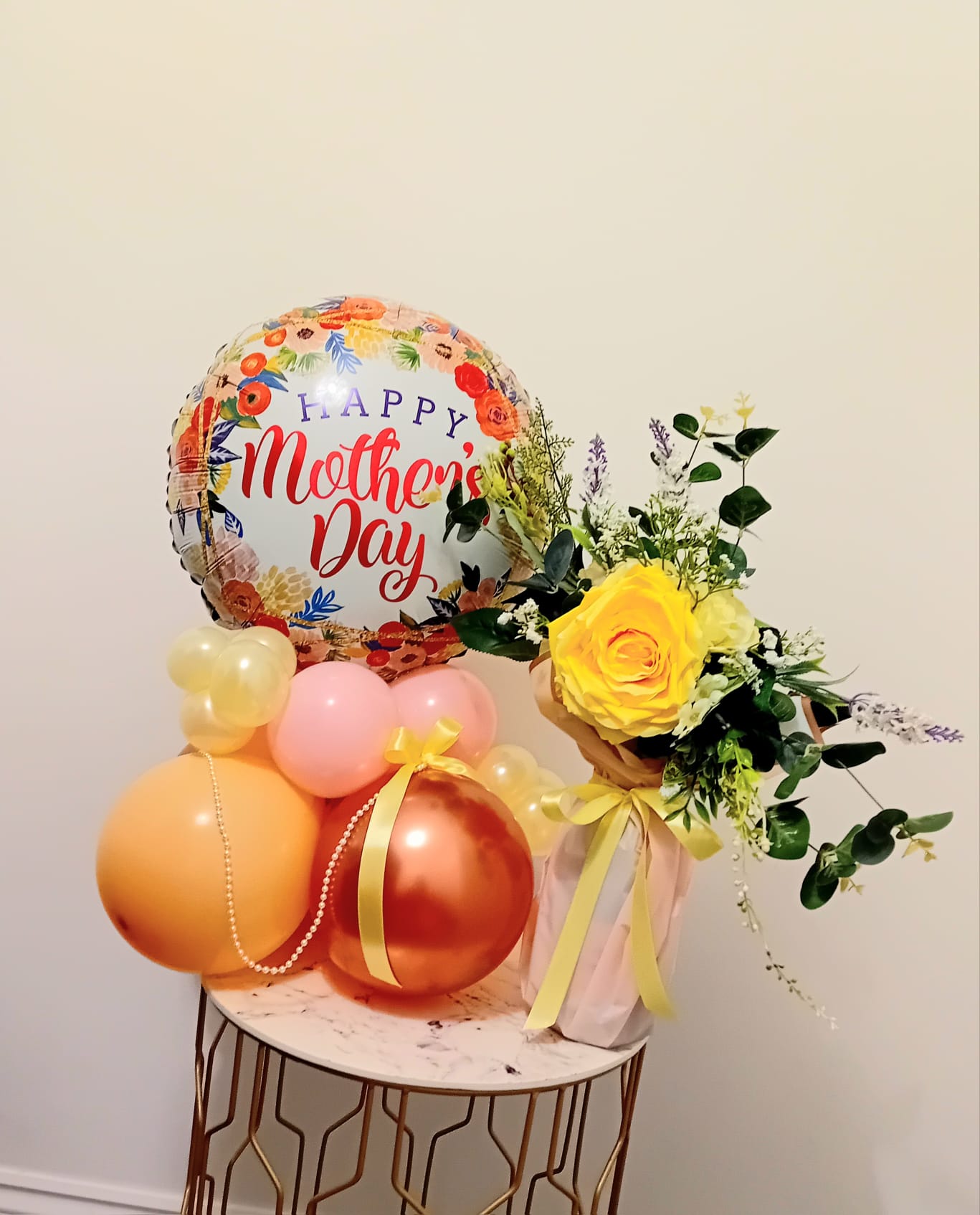 Balloon installation by Balloons by Bee, Andover — photo 106