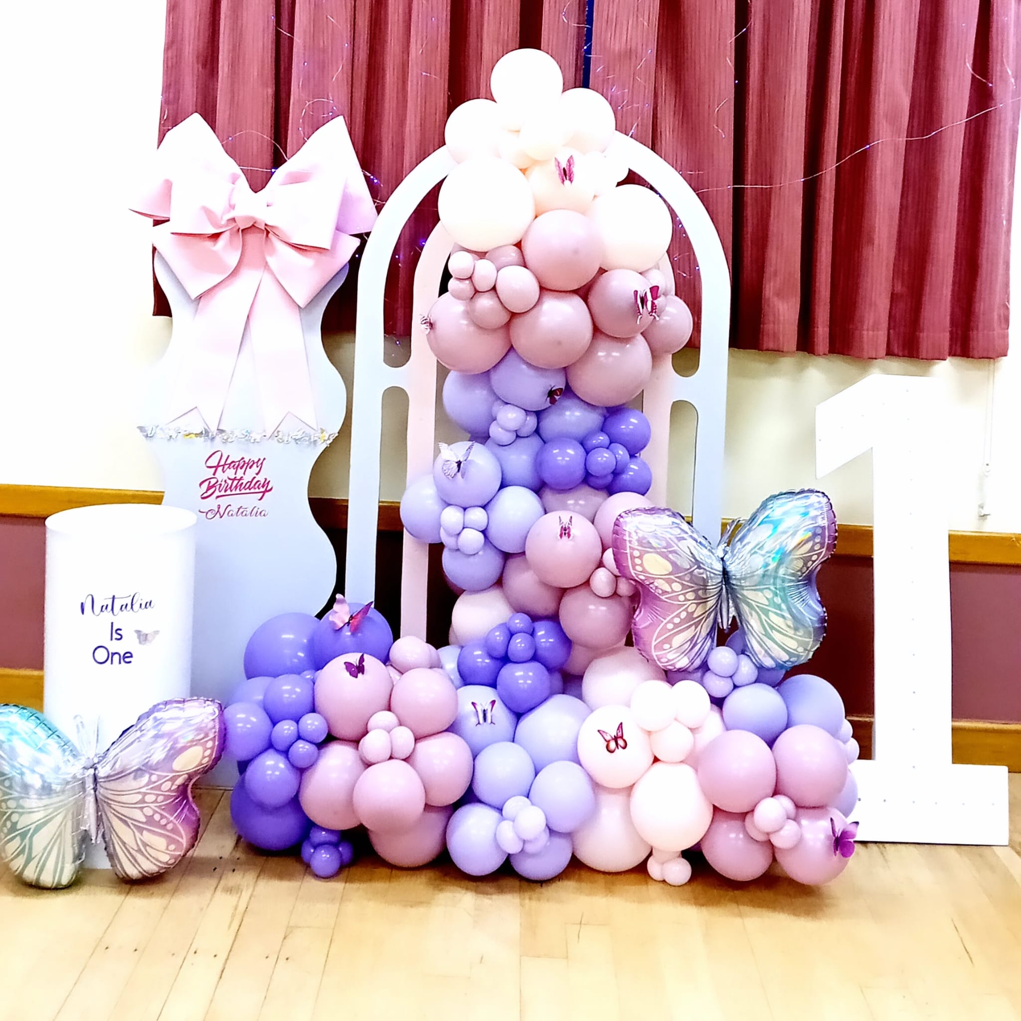 Balloon installation by Balloons by Bee, Andover — photo 109
