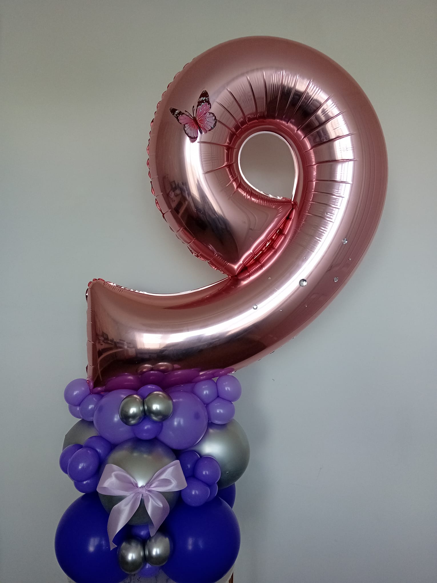 Balloon installation by Balloons by Bee, Andover — photo 158