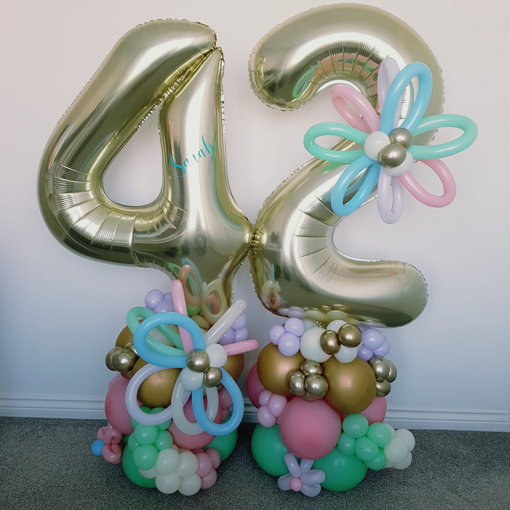Balloon installation by Balloons by Bee, Andover — photo 136
