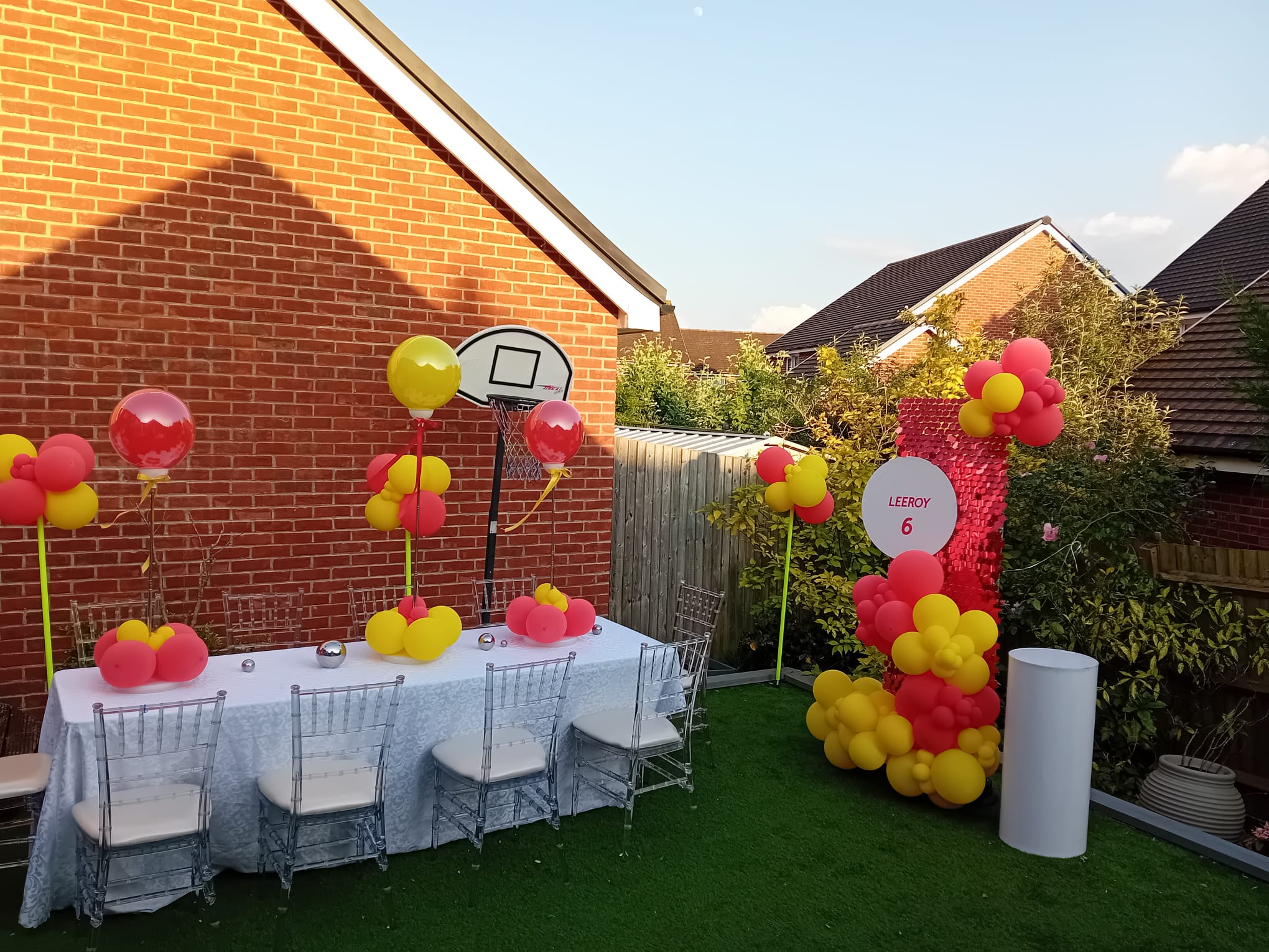 Balloon installation by Balloons by Bee, Andover — photo 139