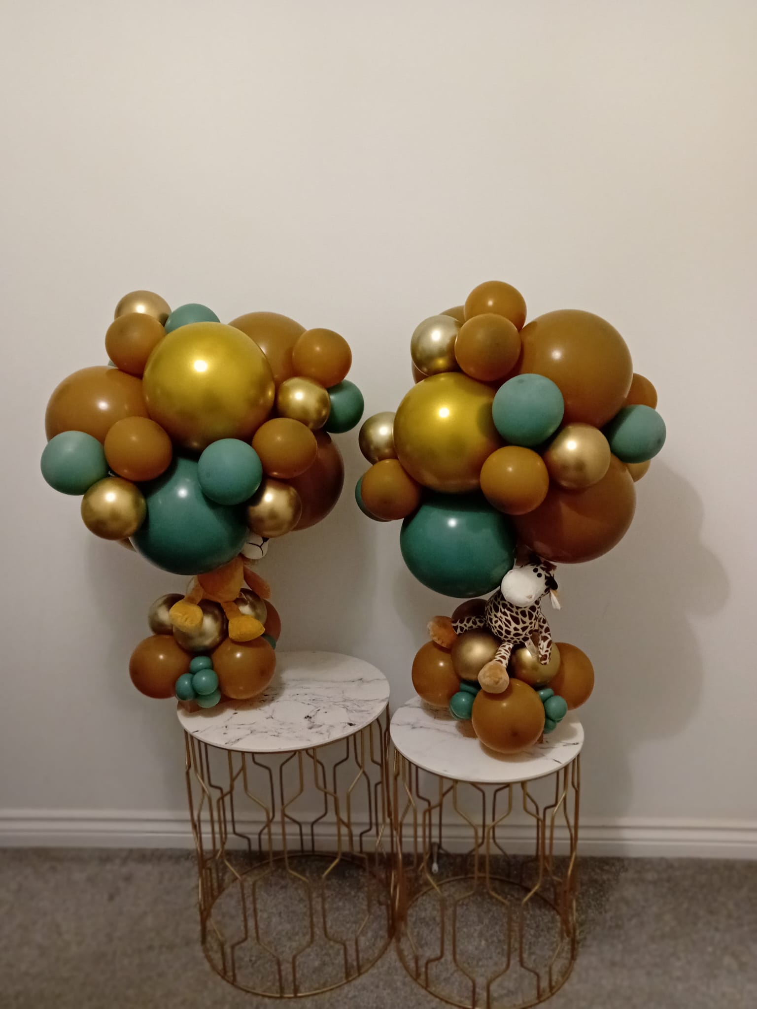 Balloon installation by Balloons by Bee, Andover — photo 133
