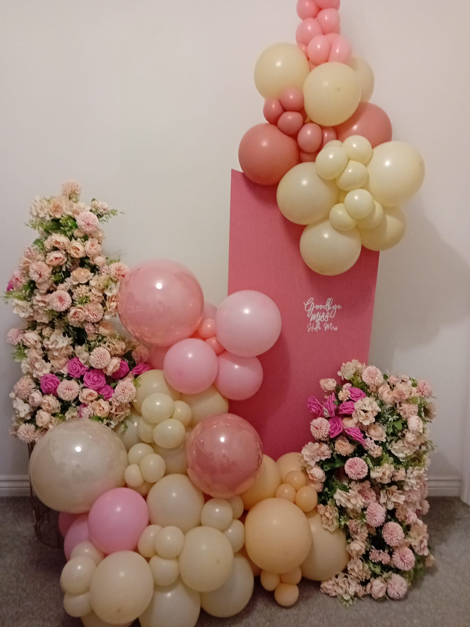 Balloon installation by Balloons by Bee, Andover — photo 131