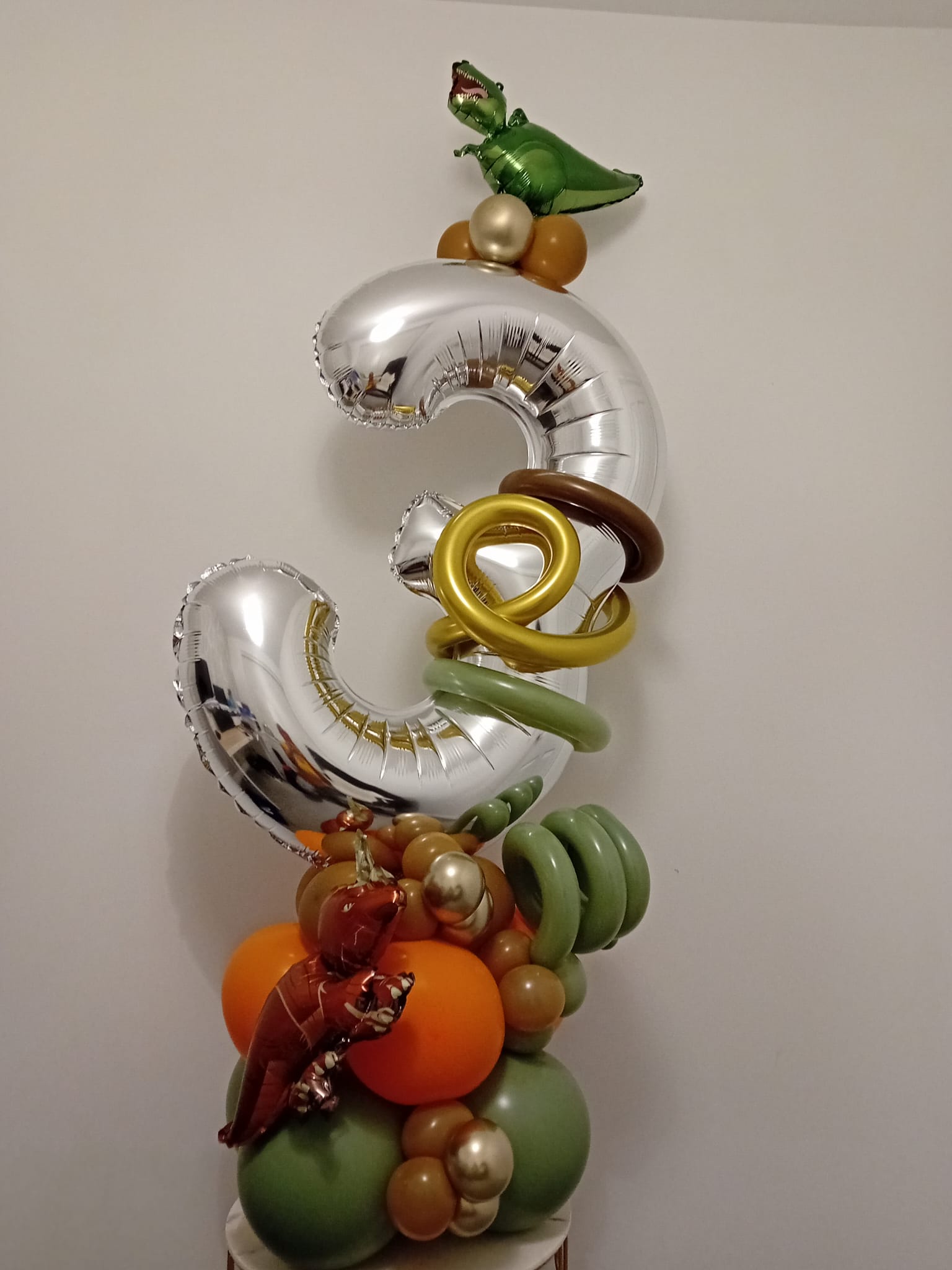 Balloon installation by Balloons by Bee, Andover — photo 130