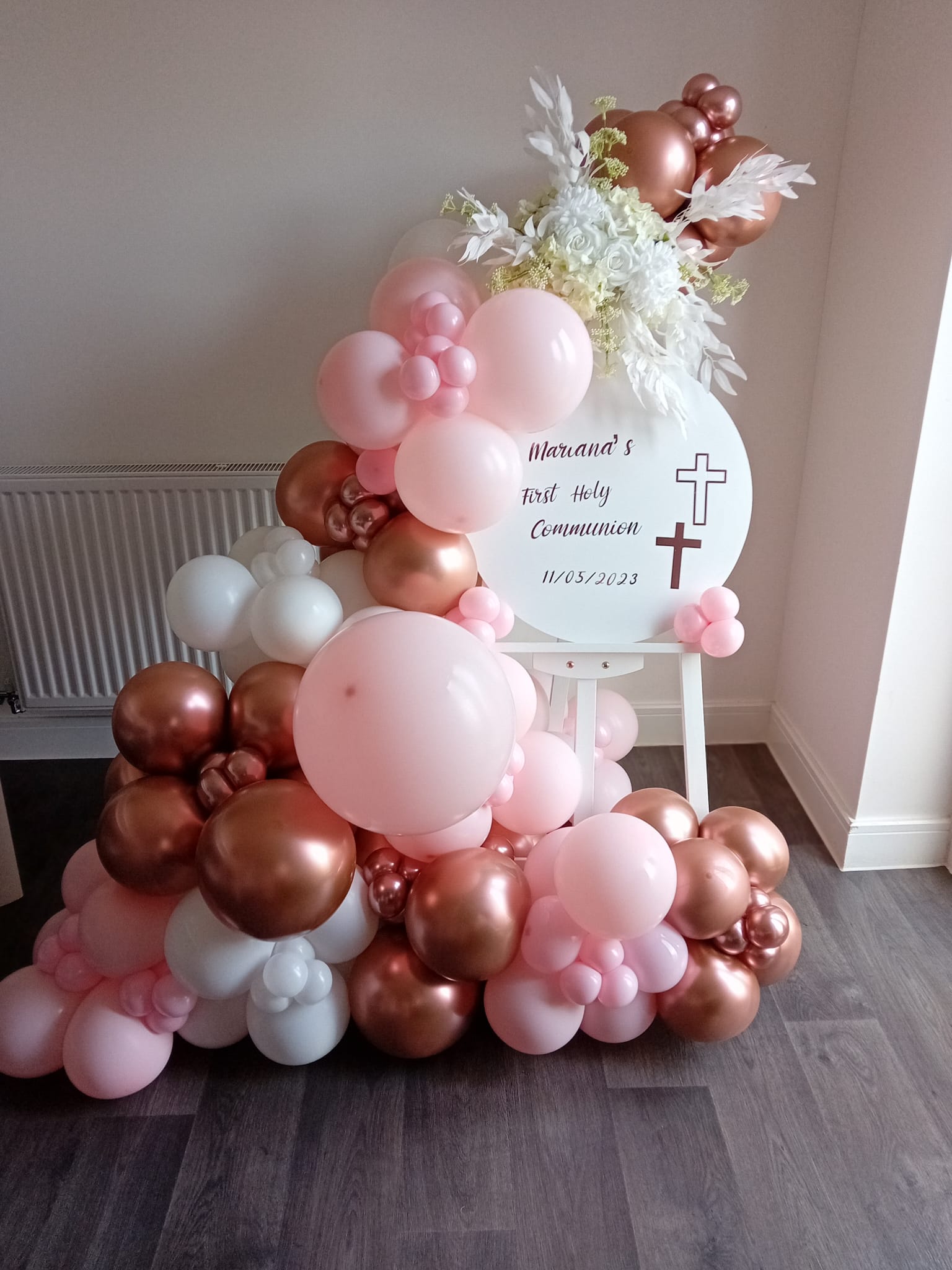 Balloon installation by Balloons by Bee, Andover — photo 122