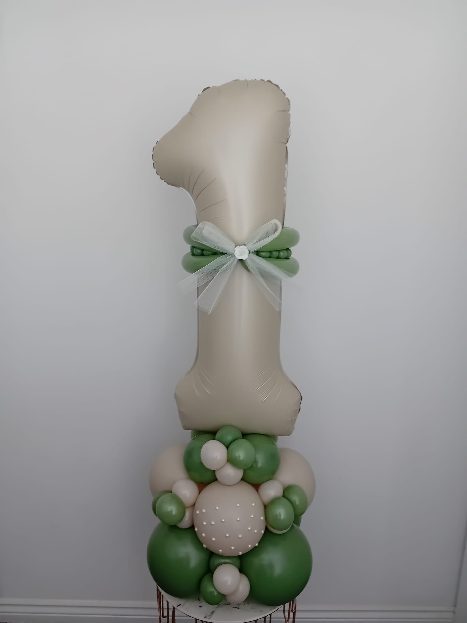Balloon installation by Balloons by Bee, Andover — photo 123