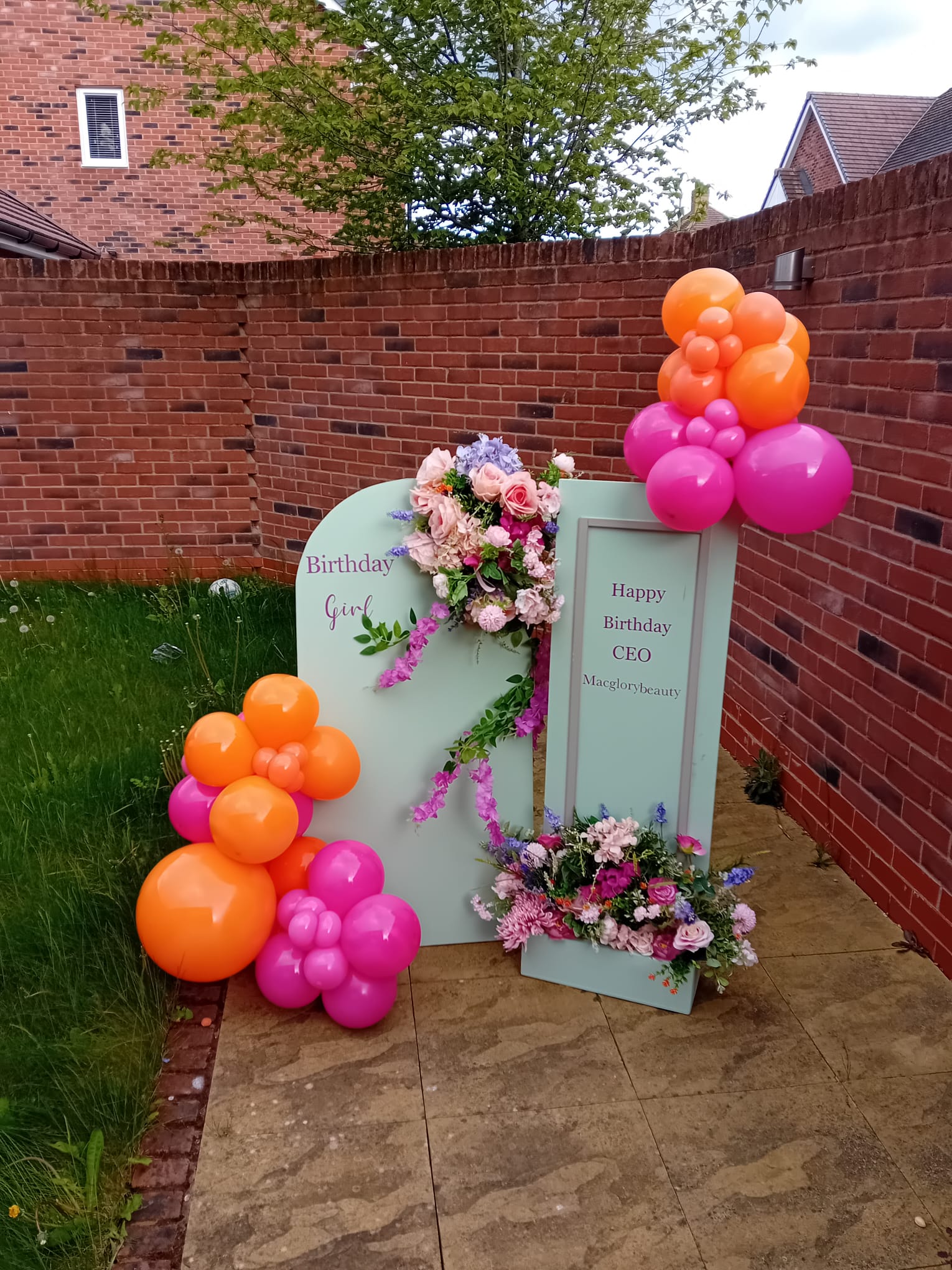 Balloon installation by Balloons by Bee, Andover — photo 125