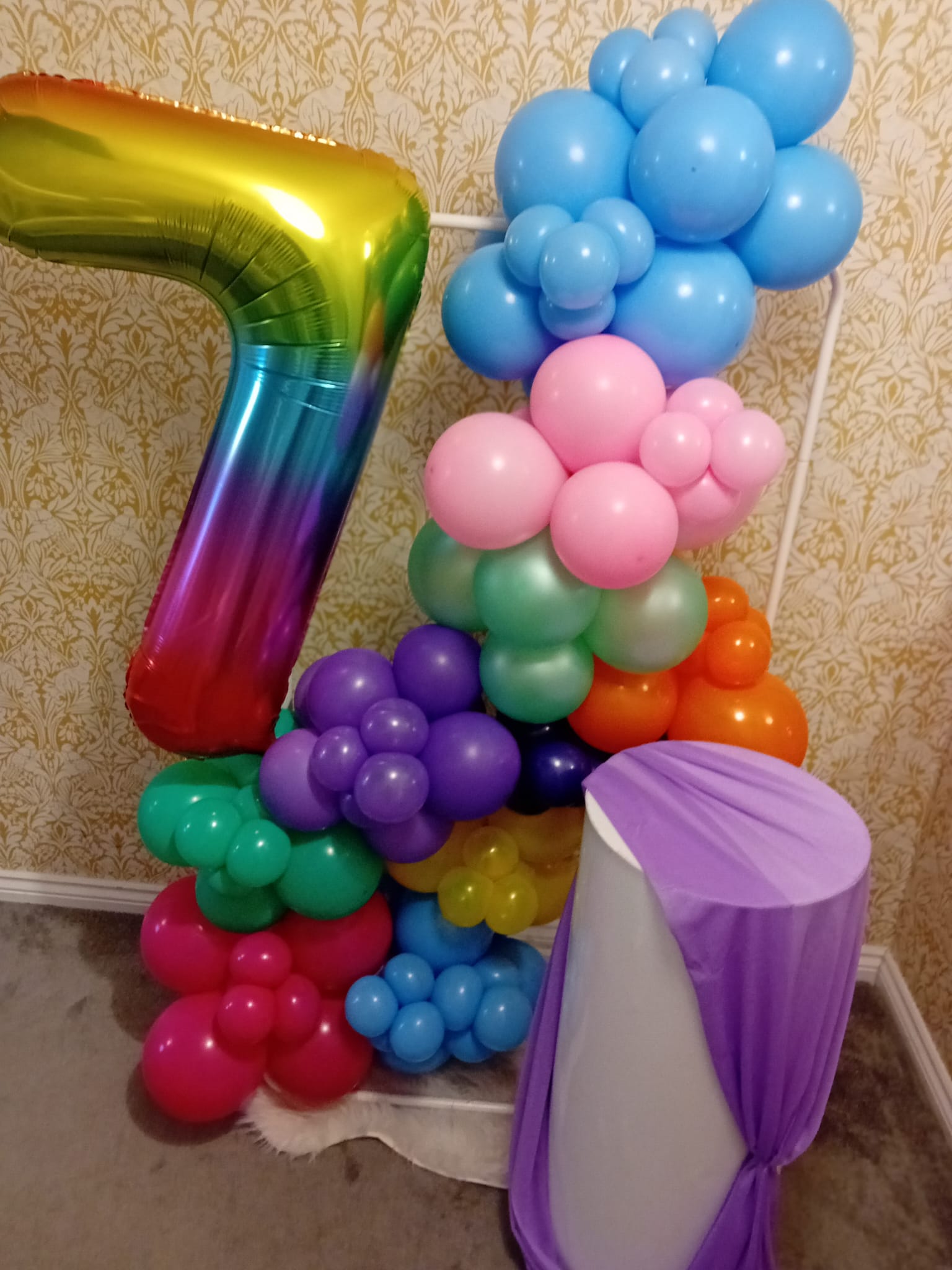 Balloon installation by Balloons by Bee, Andover — photo 118