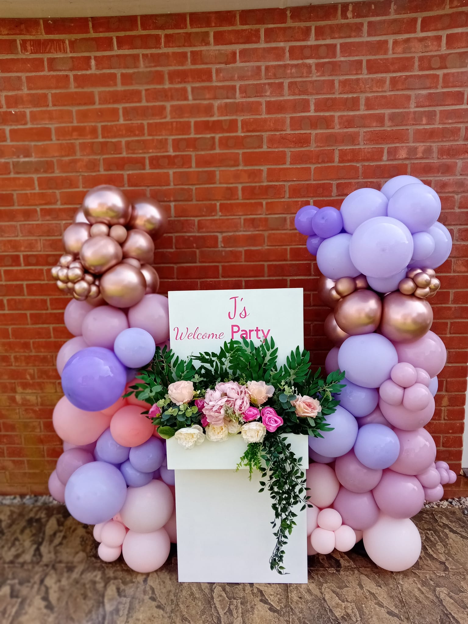 Balloon installation by Balloons by Bee, Andover — photo 110