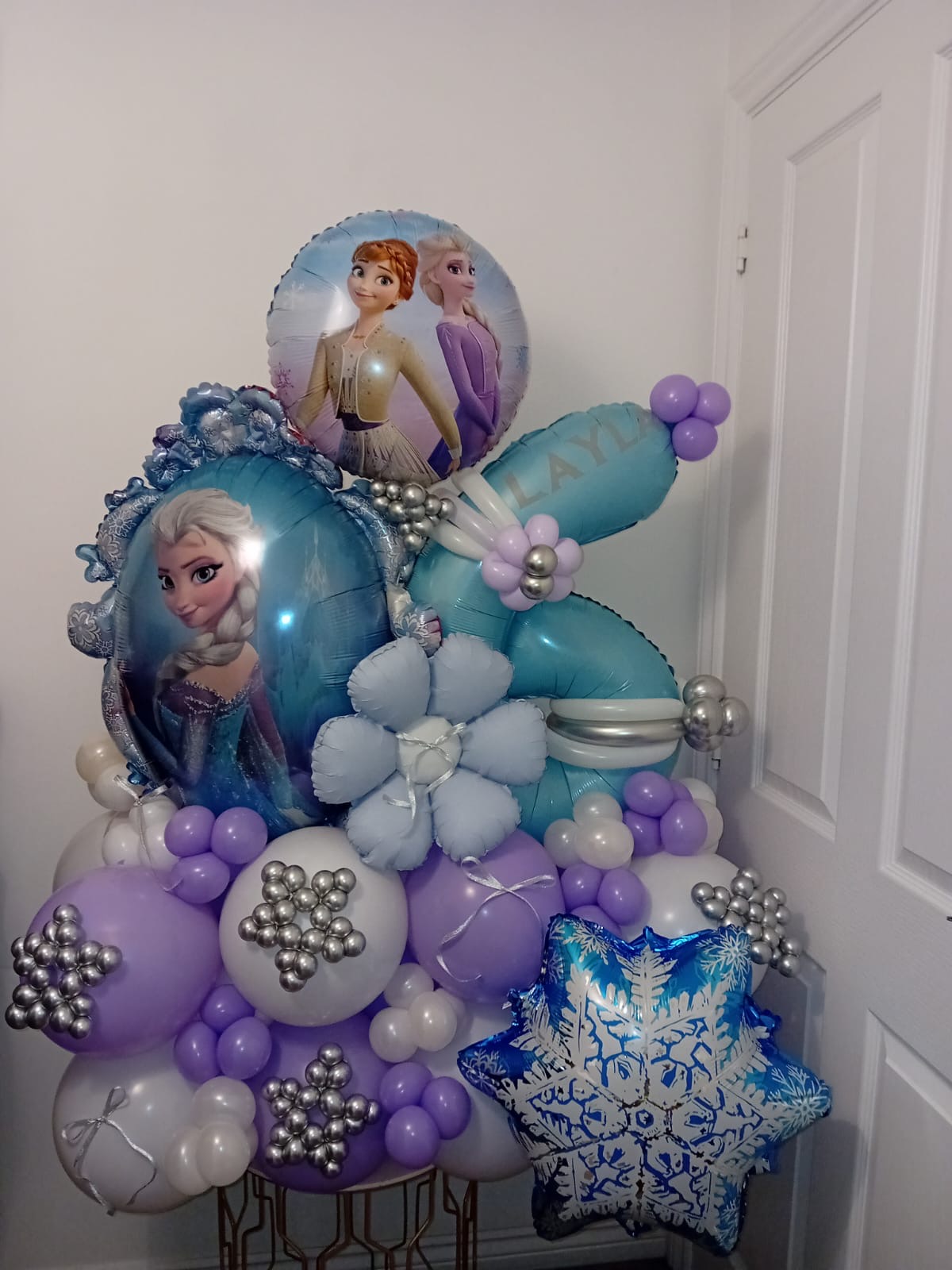 Balloon installation by Balloons by Bee, Andover — photo 145