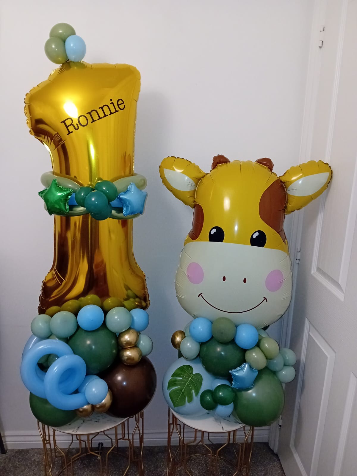 Balloon installation by Balloons by Bee, Andover — photo 146