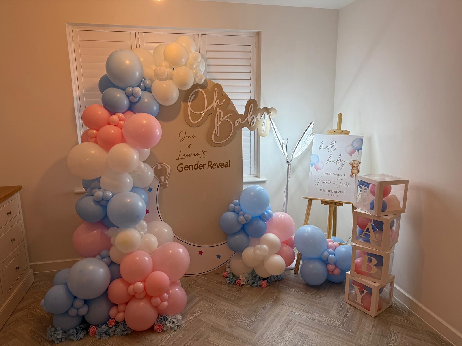 Balloon installation by Balloons by Bee, Andover — photo 147